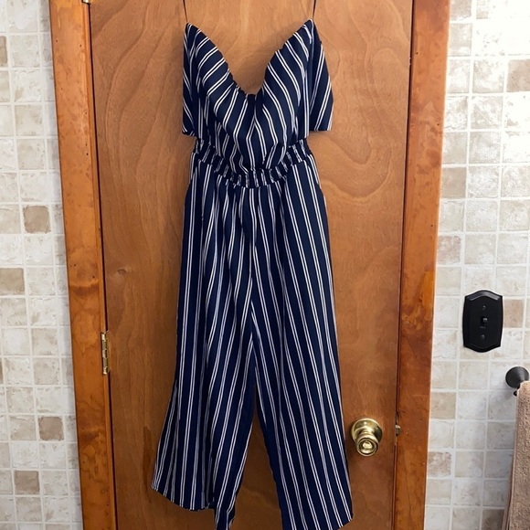 Nwt Lulu’s stripped jumpsuit - Picture 2 of 9